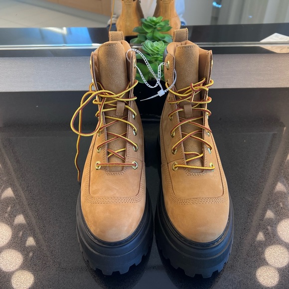 Women Timberlands - Picture 1 of 5